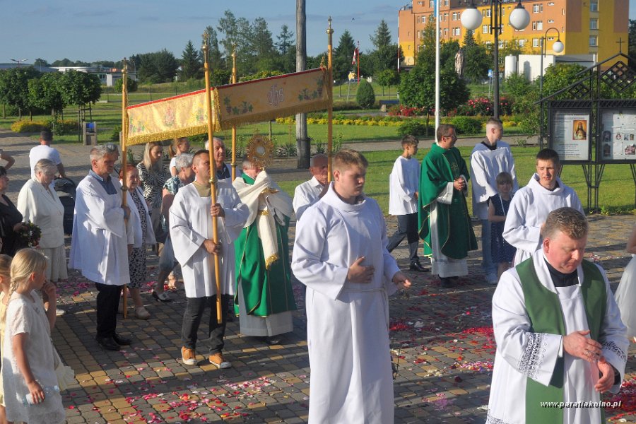 75 Procesja eucharystyczna.jpg